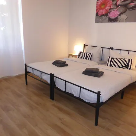 Martin Luther, 3 Schlafzimmer, Free Wifi, Naehe Zentrum, Klimatisiert, Hell, Offen, Sehr Schoen, Γιένα