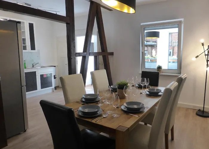 Martin Luther, 3 Schlafzimmer, Free Wifi, Nähe Zentrum, Klimatisiert, Hell, Offen, Sehr Schön, Apartment *