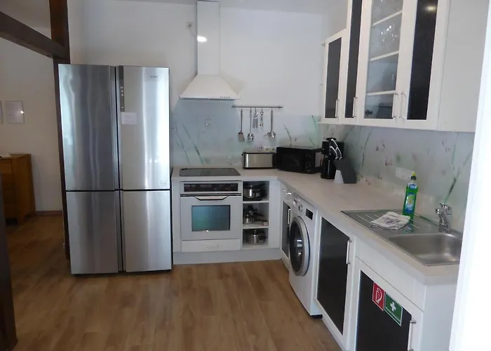 Martin Luther, 3 Schlafzimmer, Free Wifi, Nähe Zentrum, Klimatisiert, Hell, Offen, Sehr Schön, Apartment *