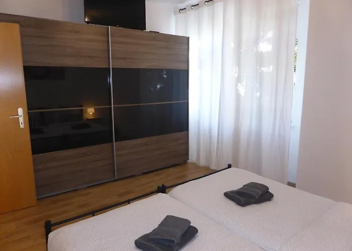 Martin Luther, 3 Schlafzimmer, Free Wifi, Nähe Zentrum, Klimatisiert, Hell, Offen, Sehr Schön, * Jena